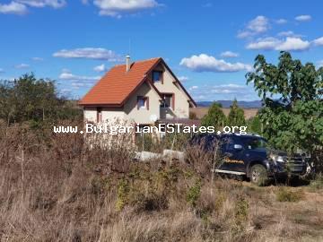 Продается новый, меблированный двухэтажный дом в деревне Медово, всего в 14 км от Солнечного берега и моря, в 27 км от города Бургас, Болгария!!!