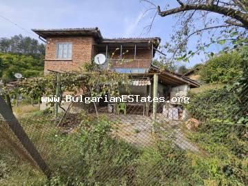 Продается массивный двухэтажный дом в горах Странджа, в поселке Кости, всего в 22 км от города Царево и моря, в 40 км от КПП с Турецкой Республикой и в 85 км от города Бургас, Болгария.