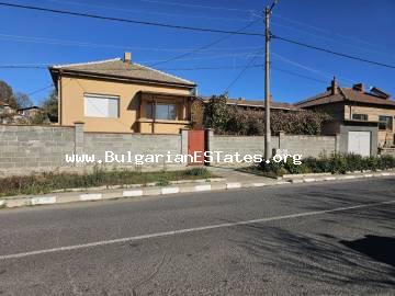 Компания по продаже недвижимости „Bulgarian Estate” предлагает на продажу два дома с большим двором, расположенные в поселке Твардица, всего в 8 км от города Бургас и моря, в 3 км от водохранилища Мандра, Болгария! Купите недвижимость в Болгарии!