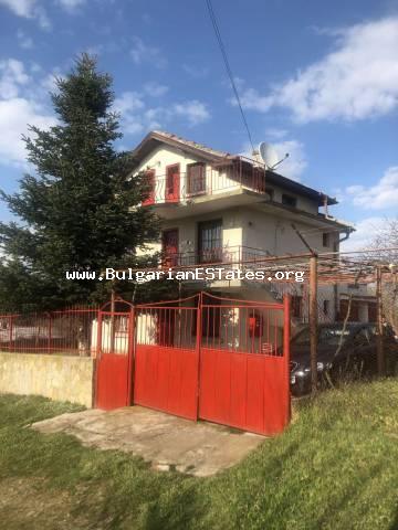 Трёхэтажный дом на продажу в селе Драка, Болгария — в 45 км от города Бургас и Чёрного моря, в районе гор Странджа.