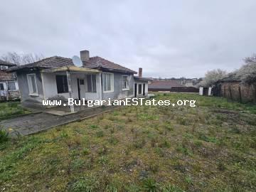 Дом на продажу в селе Константиново, Болгария — всего в 10 км от Бургаса и 15 км от моря!!! Болгарская недвижимость с участком и отличным расположением рядом с городом!!!